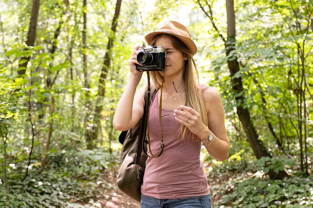 Viajero en el bosque está tomando fotos