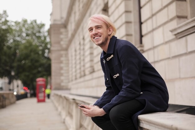 Viajero de la ciudad de Londres con vibraciones otoñales