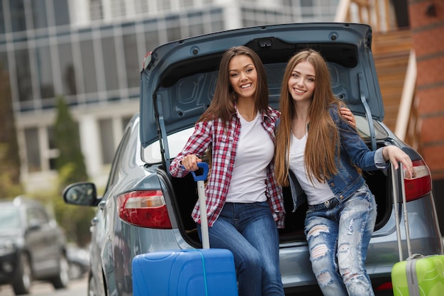 Viajero de dos jóvenes amigos con maleta