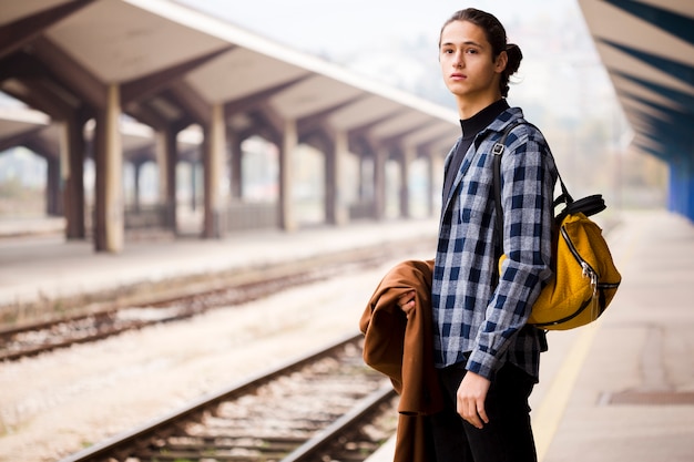 Foto gratuita viajero elegante en la estación de tren