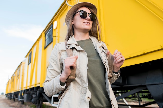 Viajero elegante con sombrero y gafas de sol