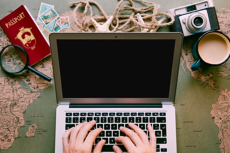 Foto gratuito viajero escribiendo en una computadora portátil