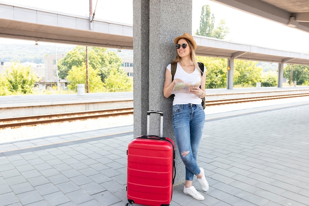 Foto gratuita viajero en la estación de tren con su equipaje