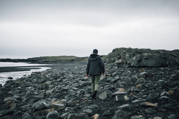 Viajero explora el accidentado paisaje de islandia