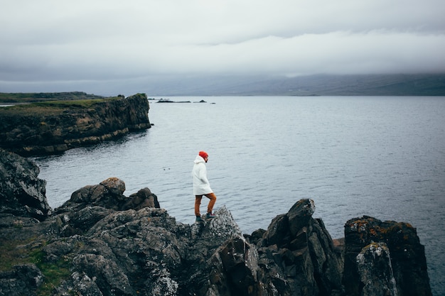 Viajero explora el accidentado paisaje de islandia