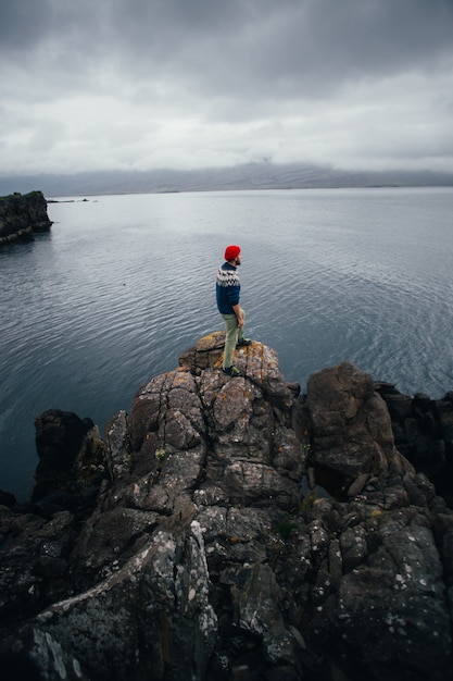 Viajero explora el accidentado paisaje de islandia