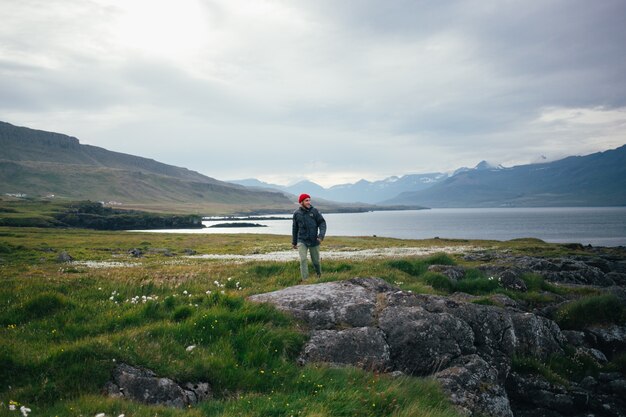 Viajero explora el accidentado paisaje de islandia