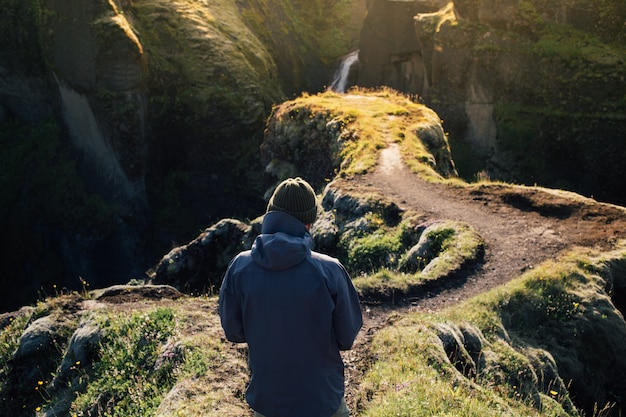 Foto gratuita viajero explorar el paisaje accidentado de islandia