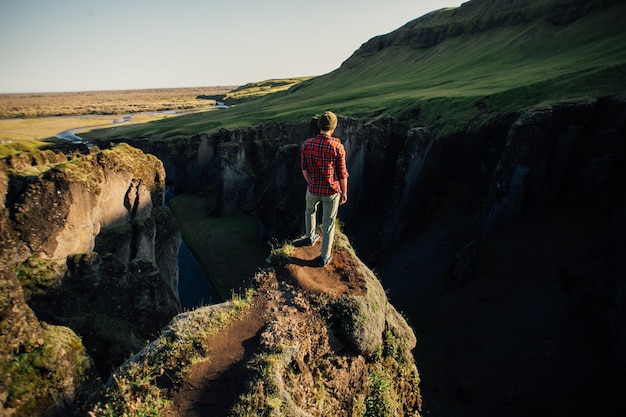 Viajero explorar el paisaje accidentado de islandia