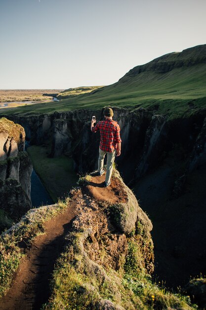 Viajero explorar el paisaje accidentado de islandia