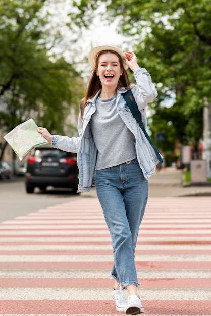 Foto gratuita viajero feliz en las calles