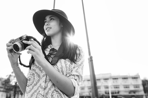 El viajero femenino asiático solo