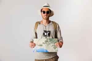Foto gratuita viajero hipster con gafas de sol y mapa