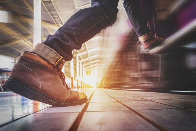 Viajero hombre corriendo y prisa para coger y entra en el tren