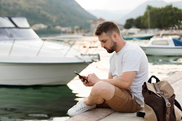 Viajero hombre guapo en montenegro