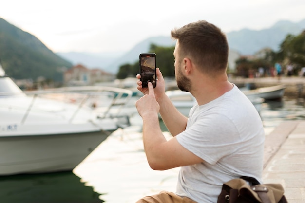 Viajero hombre guapo en montenegro