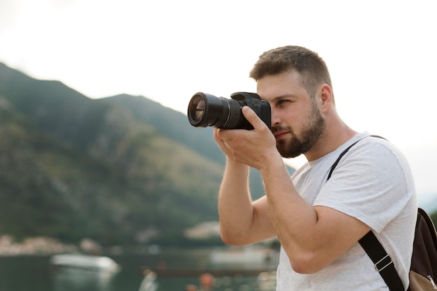 Foto gratuita viajero hombre guapo en montenegro