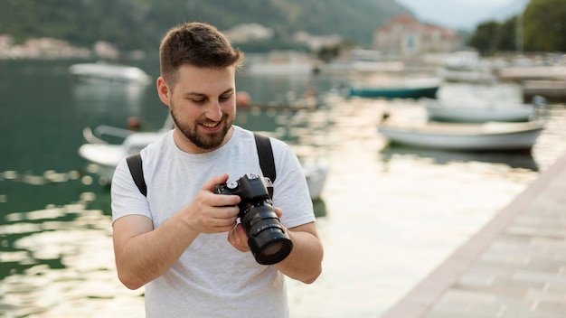 Viajero hombre guapo en montenegro