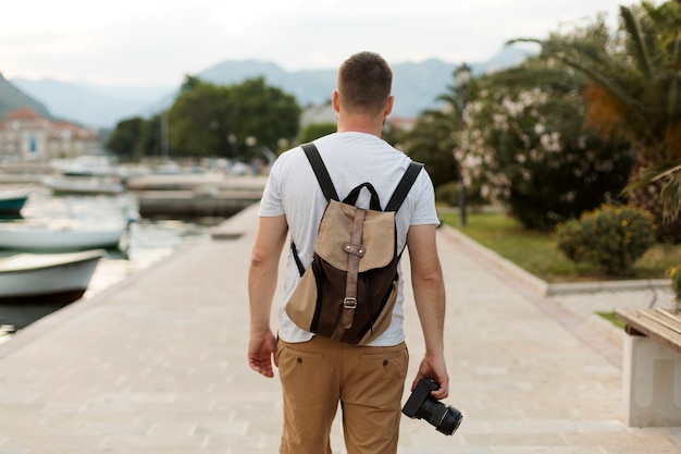 Foto gratuita viajero hombre guapo en montenegro