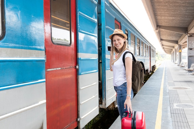 Viajero listo para tomar el tren