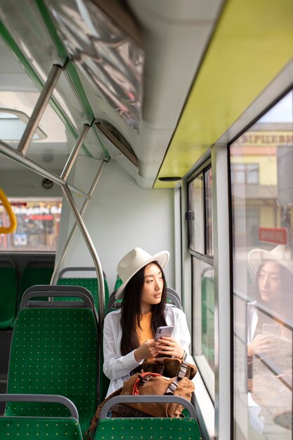 Viajero local femenino alojado en un autobús