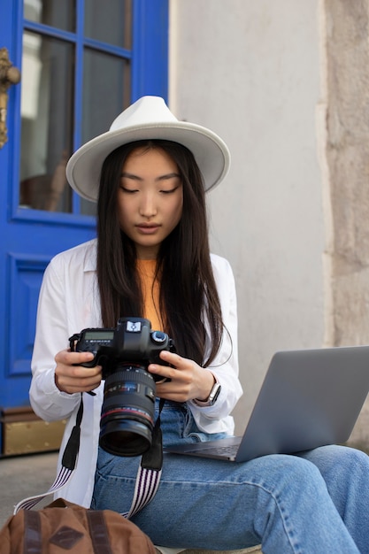 Foto gratuita viajero local femenino con una cámara