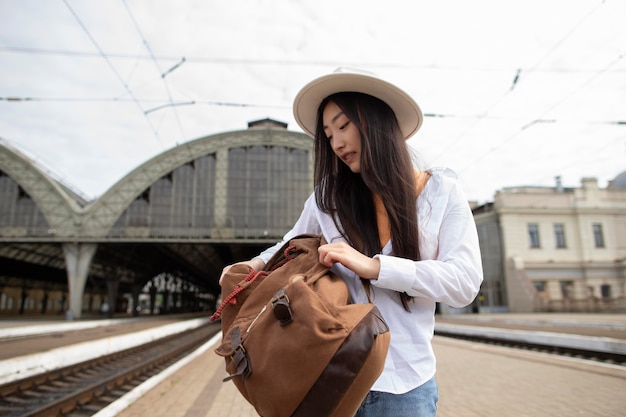 Foto gratuita viajero local femenino cerrando su bolso