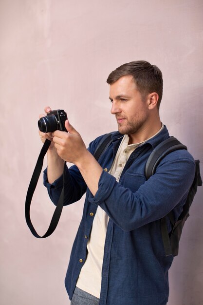 Viajero local masculino con una cámara