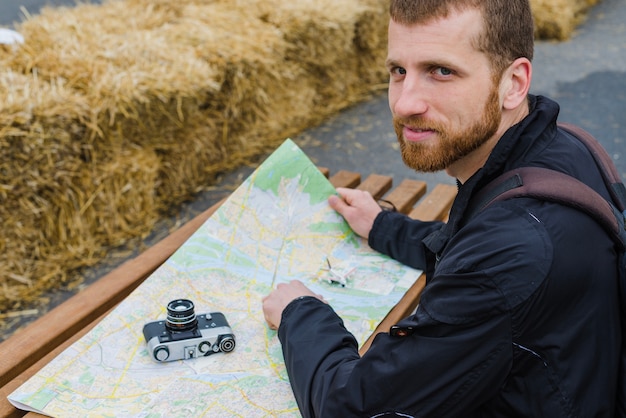 Foto gratuita viajero, mapa, mirar, cámara