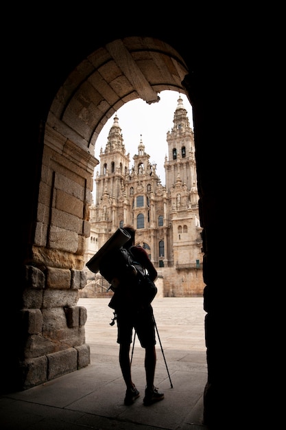 Viajero masculino guapo en una catedral histórica