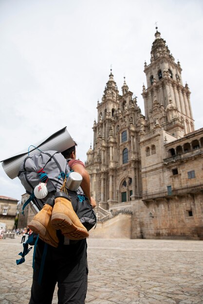 Viajero masculino guapo en una catedral histórica