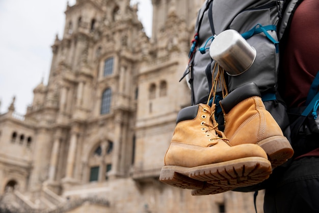 Foto gratuita viajero masculino guapo en una catedral histórica