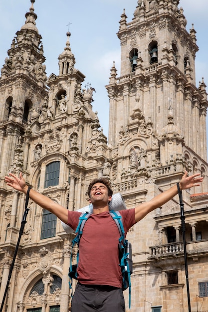 Viajero masculino guapo en una catedral histórica