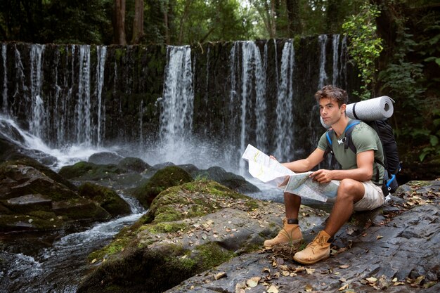 Viajero masculino joven listo para una caminata