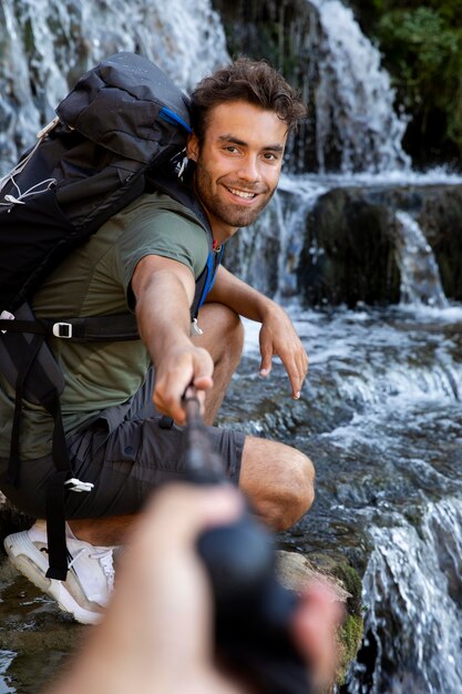 Viajero masculino listo para caminar a la luz del día