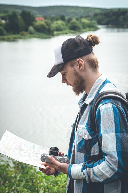 Foto gratuita viajero masculino mirando el mapa concepto de senderismo