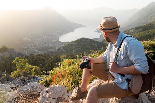 Viajero masculino en montenegro al aire libre