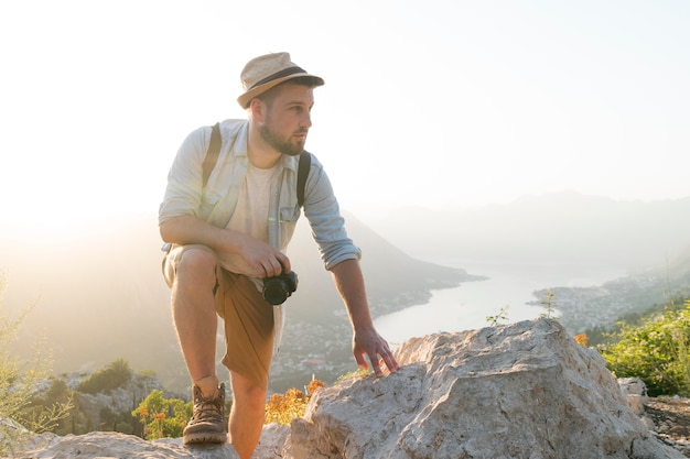 Viajero masculino en montenegro al aire libre