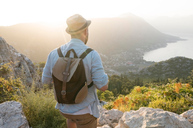 Viajero masculino en montenegro al aire libre