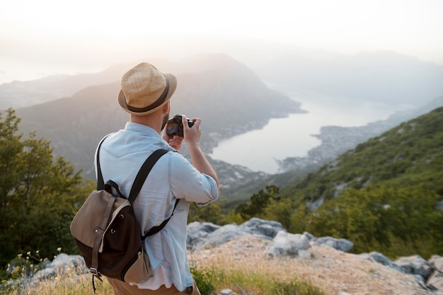 Viajero masculino en montenegro al aire libre