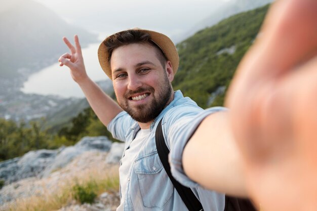 Viajero masculino en montenegro al aire libre