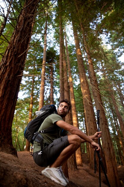 Viajero masculino relajándose en el bosque