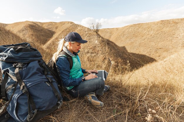 Viajero con mochila y laptop al aire libre