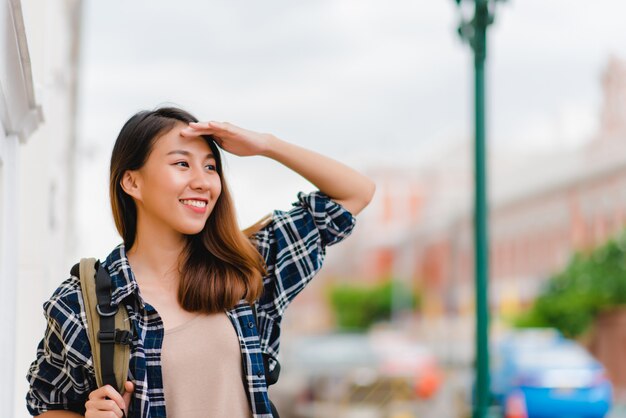 Viajero mochilero mujer asiática viaje en Bangkok, Tailandia