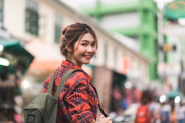 Viajero mochilero mujer asiática viaje en Khao San road en Bangkok, Tailandia