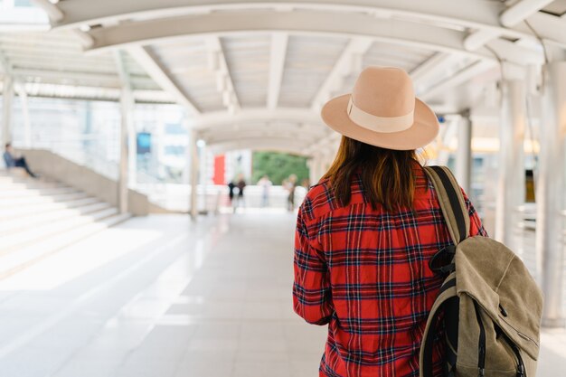 Viajero mochilero mujer asiática viajes en Bangkok, Tailandia