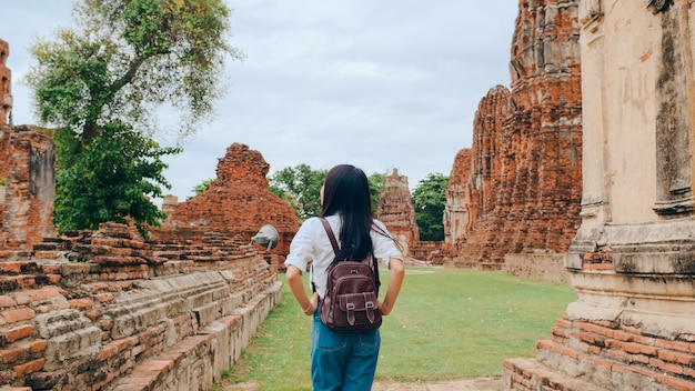 Viajero mujer asiática pasar viaje de vacaciones en Ayutthaya, Tailandia