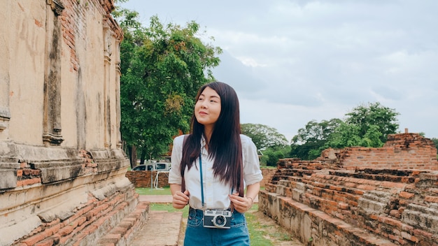 Viajero mujer asiática pasar viaje de vacaciones en Ayutthaya, Tailandia