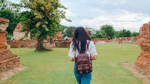 Viajero mujer asiática pasar viaje de vacaciones en Ayutthaya, Tailandia