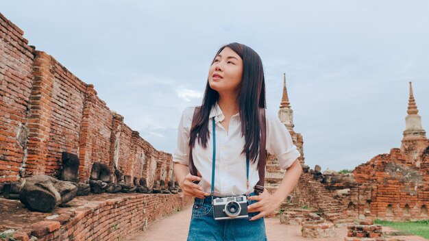 Viajero mujer asiática pasar viaje de vacaciones en Ayutthaya, Tailandia